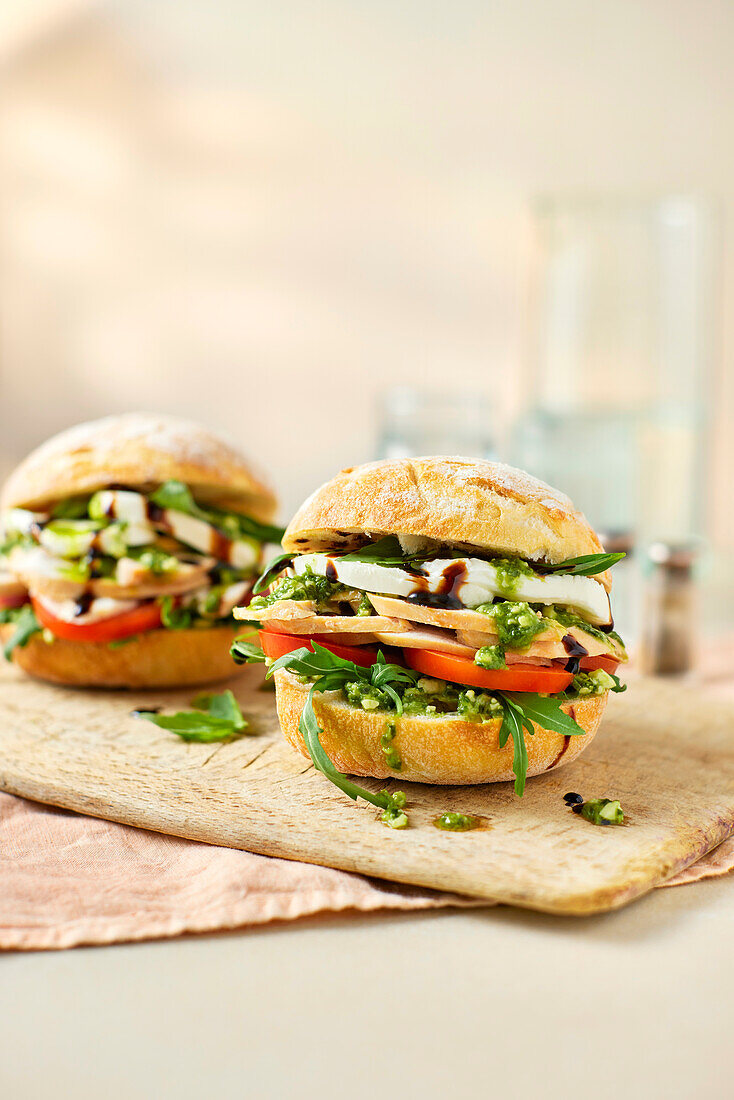 Caprese-Hähnchen-Sandwiches