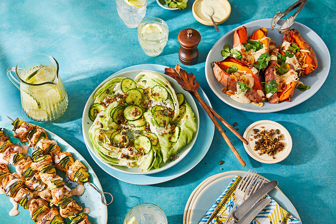 Kohlsalat mit Gurken, Süßkartoffeln mit Tahini und Mandeln Hähnchen-Zucchini-Spieße mit Buttermilchsauce