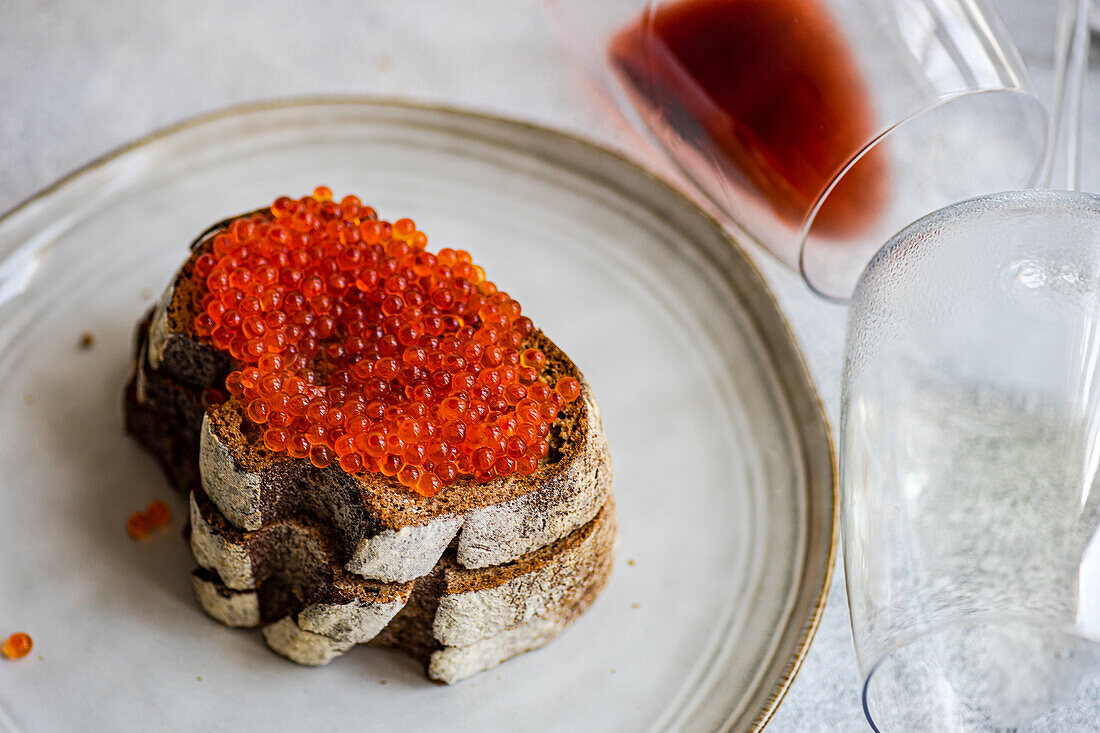 Sauerteigbrot mit rotem Lachskaviar