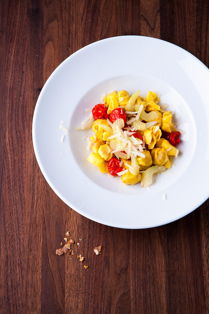 Tortellini mit Tomaten, Staudensellerie und Parmesan