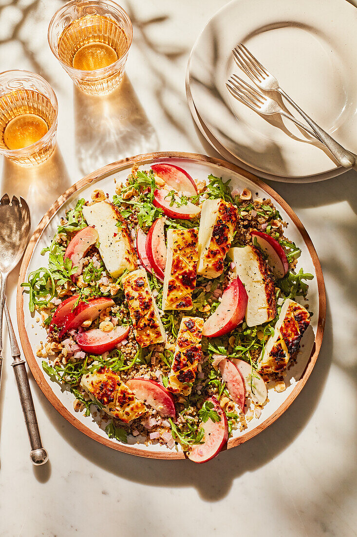 Quinoa salad with nectarines, chili, maple syrup and halloumi