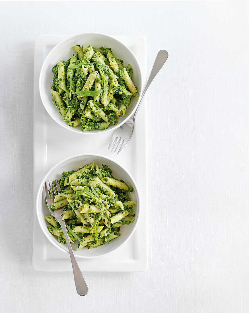 Creamy pasta with peas and watercress