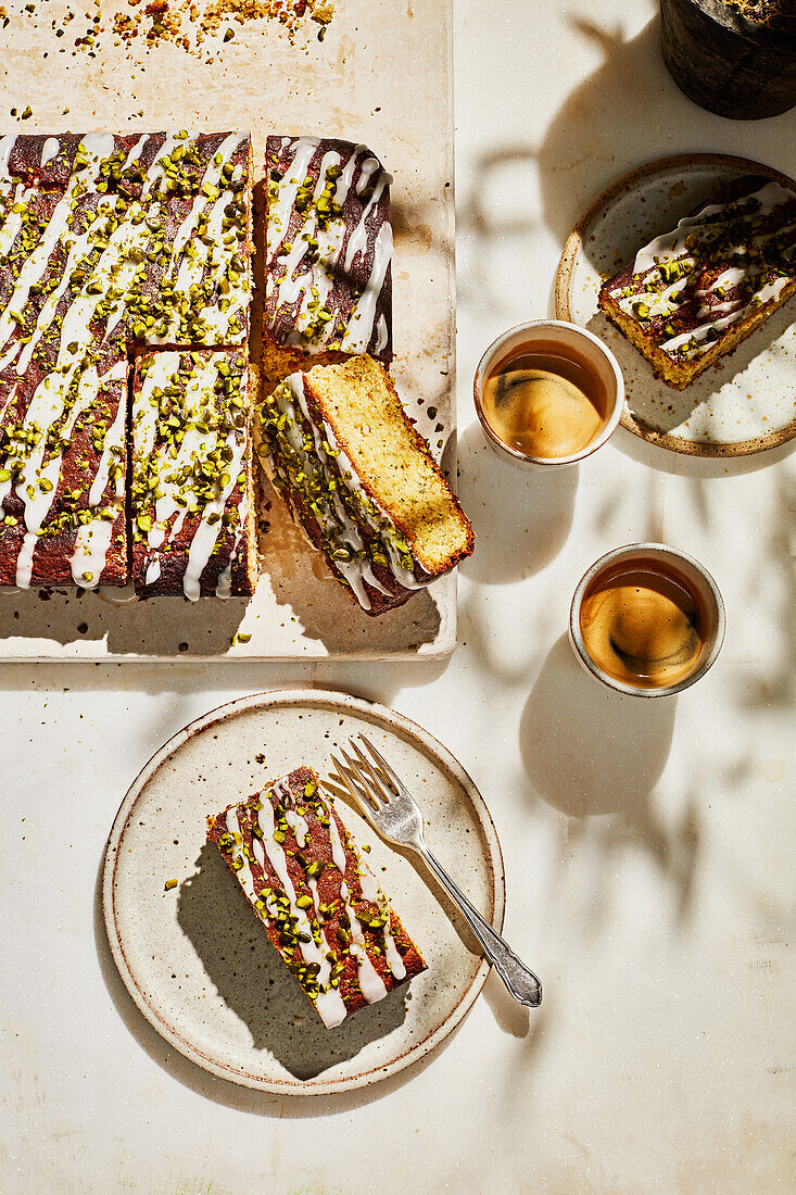 Zucchini-Limetten-Kuchen mit Pistazien