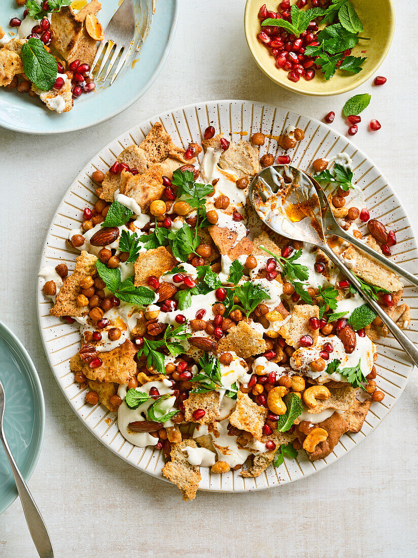 Crispy pitta-chickpea fatteh