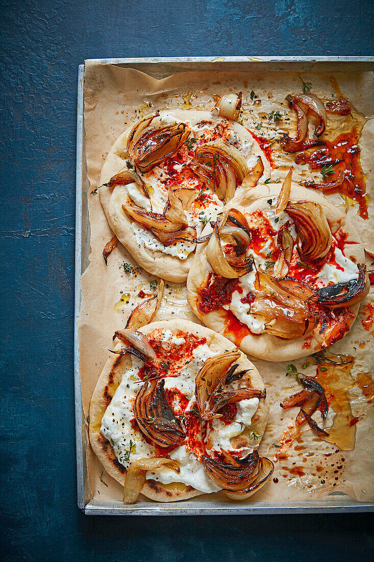 Fladenbrote mit 'verkohlten' Zwiebeln und geschlagenem Feta