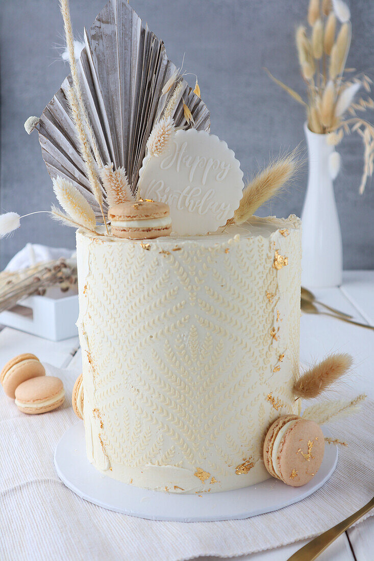 Weiße Stencil-Torte mit Macarons und Blattgold zum Geburtstag