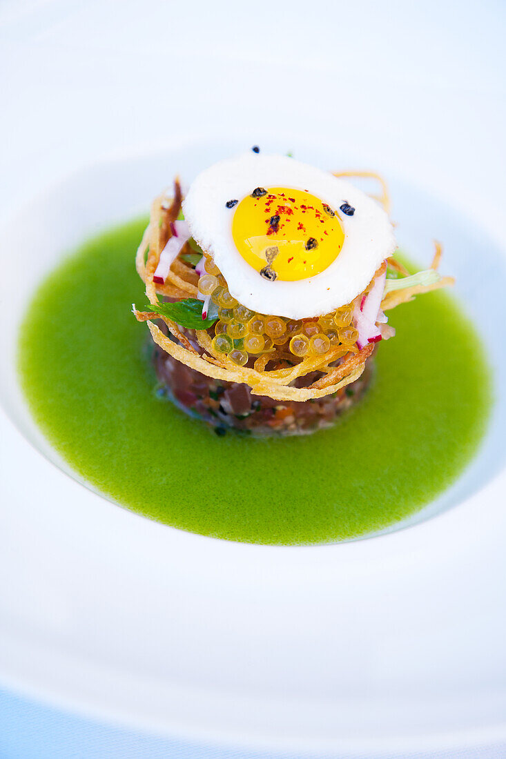 Thunfischtartar mit Kartoffelstroh, Forellenkaviar und Wachtelei