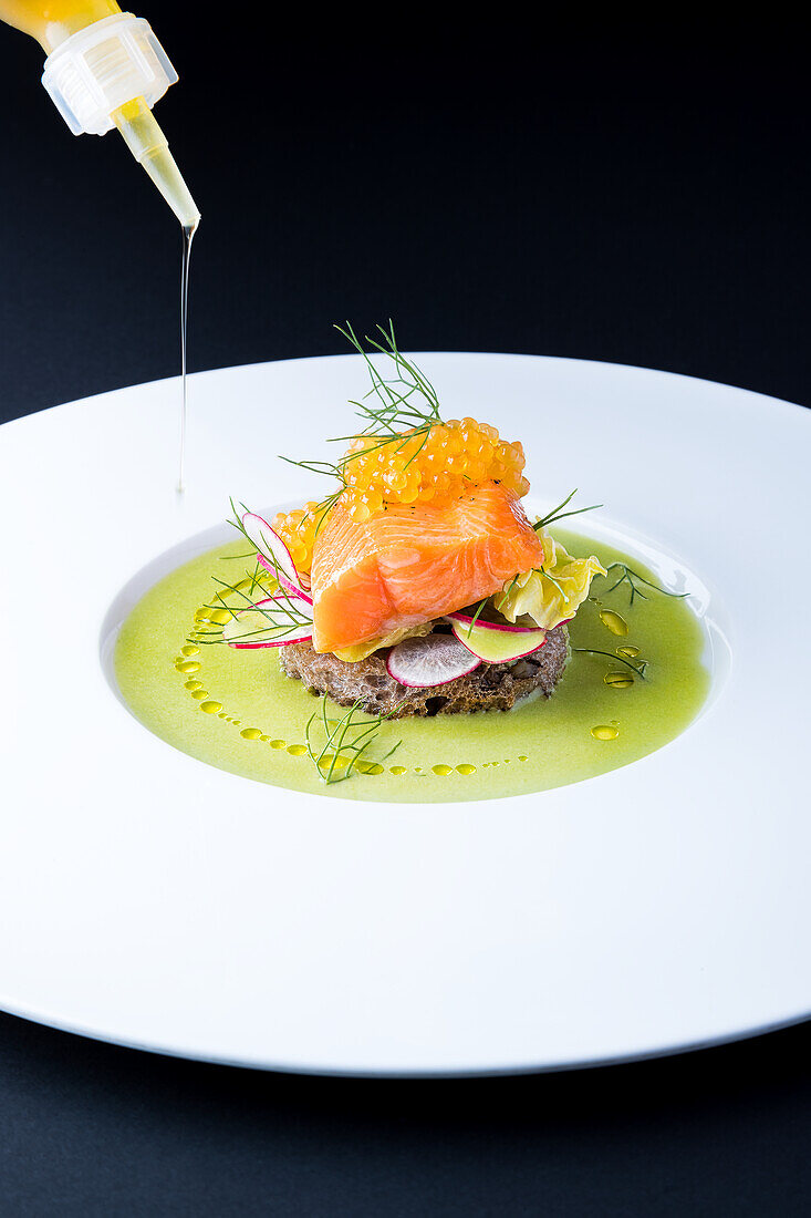 Lachs mit Lachskaviar auf Graubrot