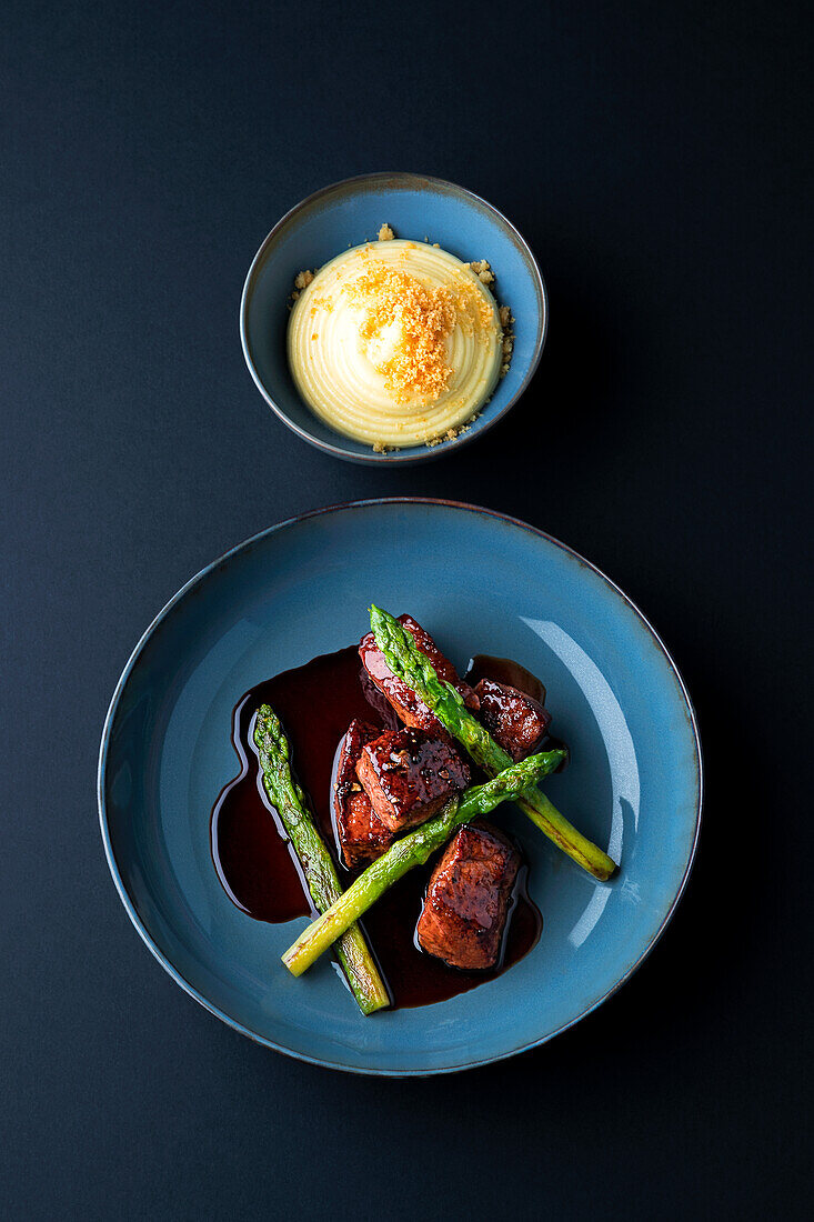 Calf's liver with fried green asparagus and mashed potatoes