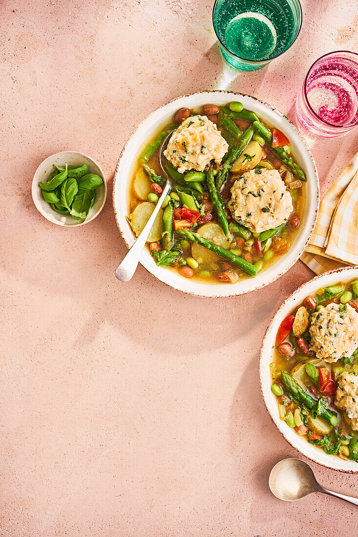 Stückige Gemüsesuppe mit Knödeln