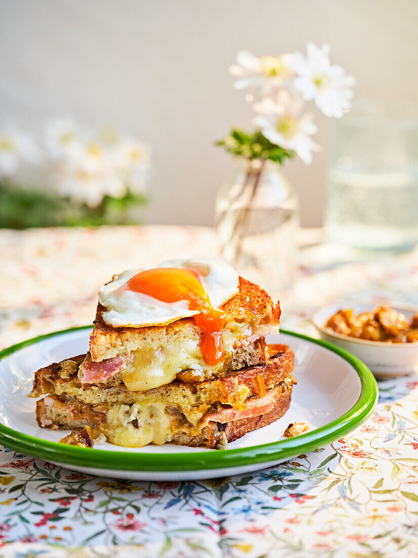 Toasted sandwich with blue cheese, ham and egg