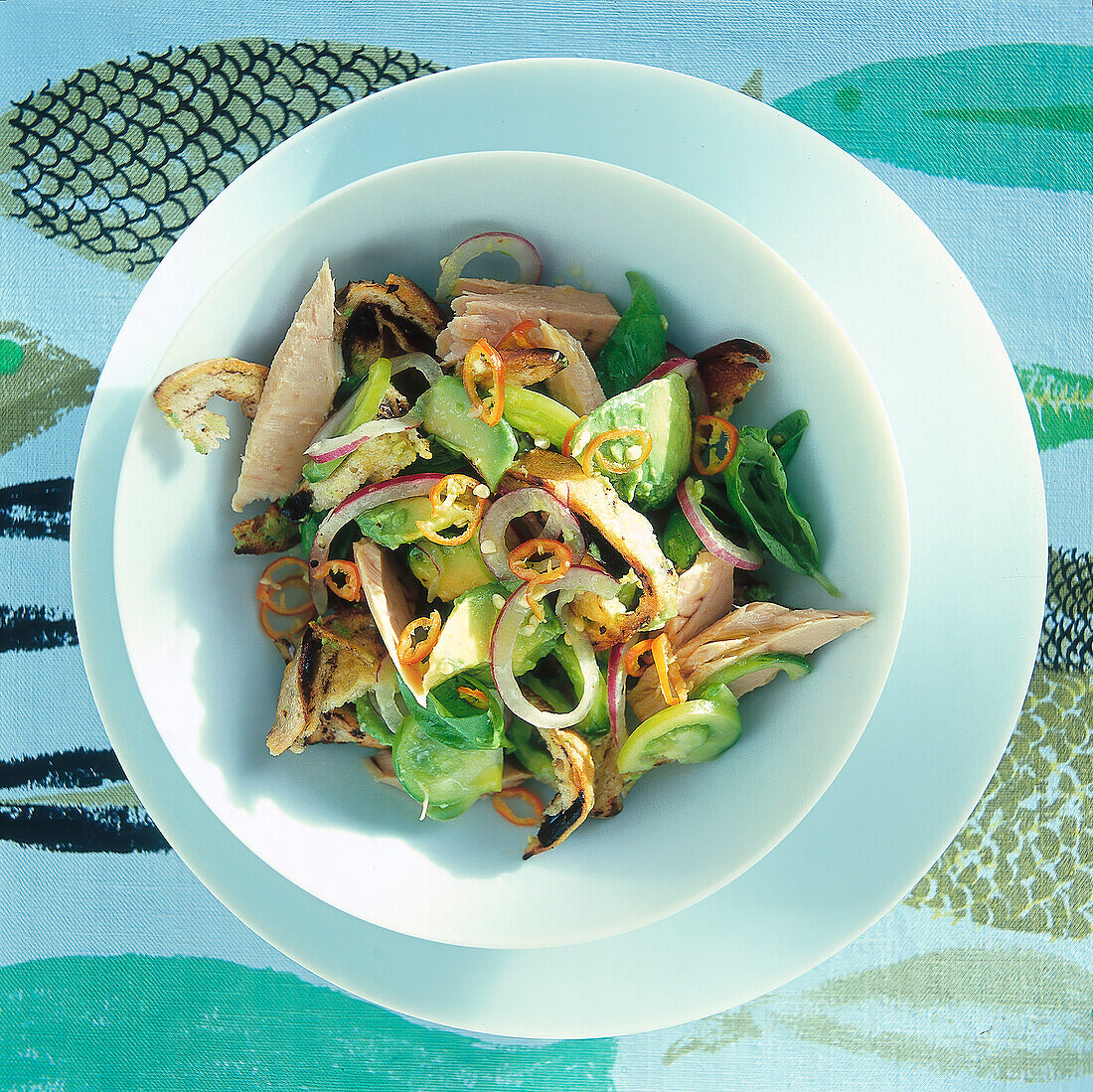 Thunfischsalat mit Avocado und Olivenbrot