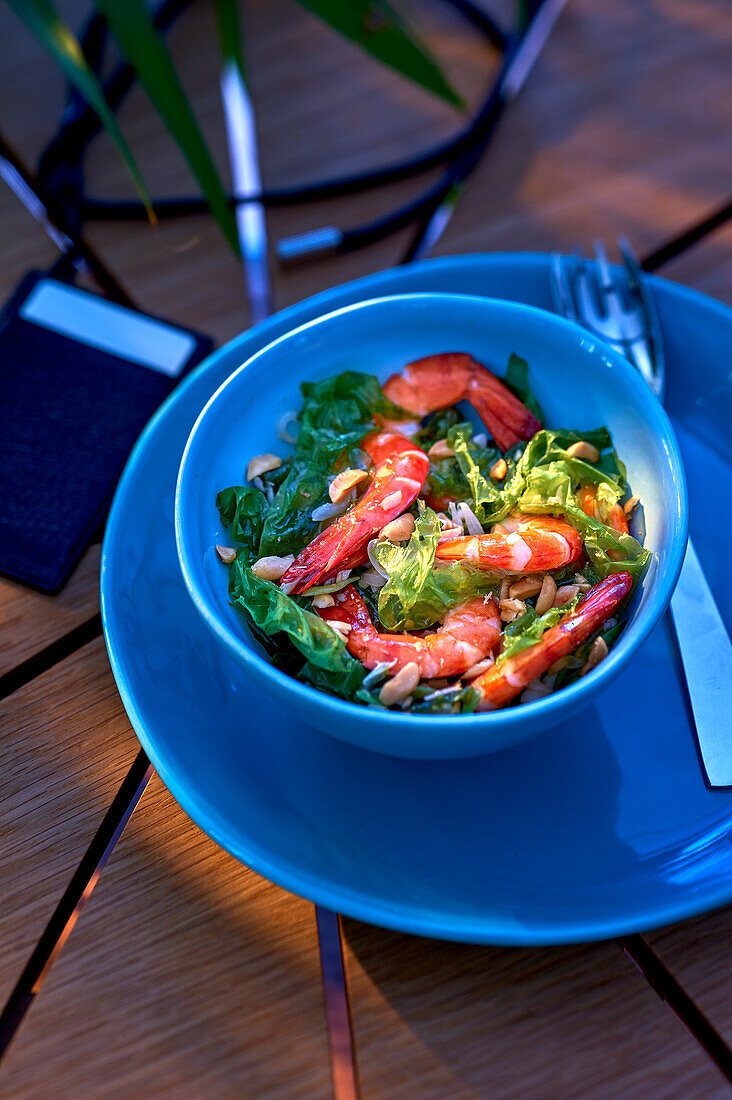 Meeresfrüchtesalat mit sautierten Garnelen