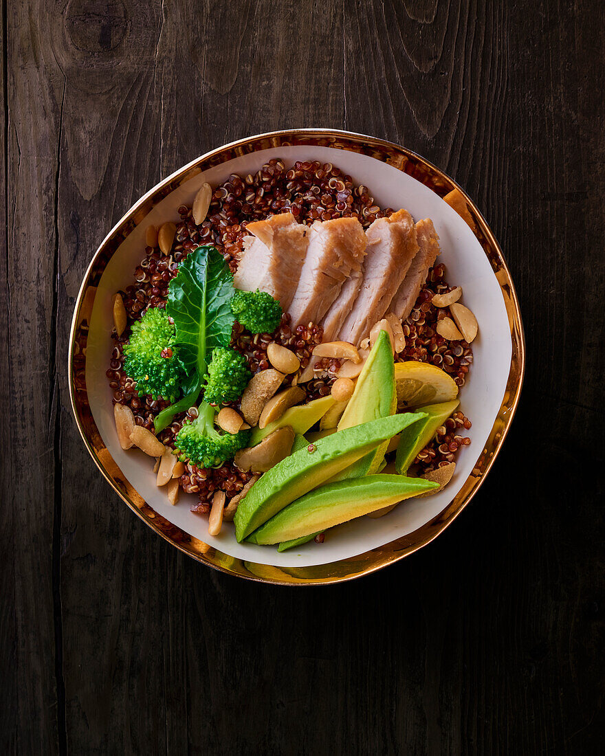 Quinoa-Hähnchen-Bowl mit Avocado