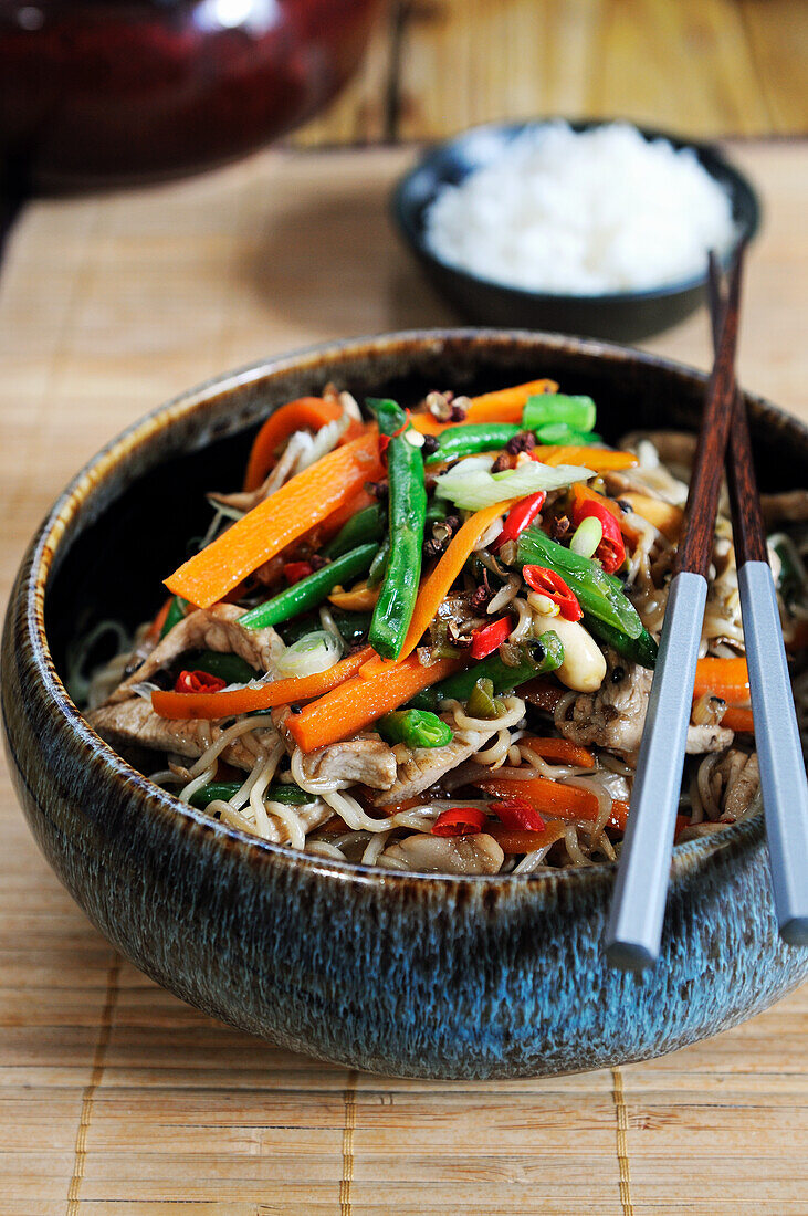 Roasted vegetables with chicken and noodles (Asia)
