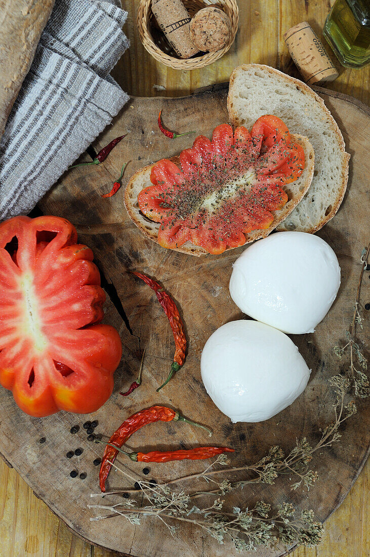 Italienisches Landbrot mit Tomaten und Büffelmozzarella