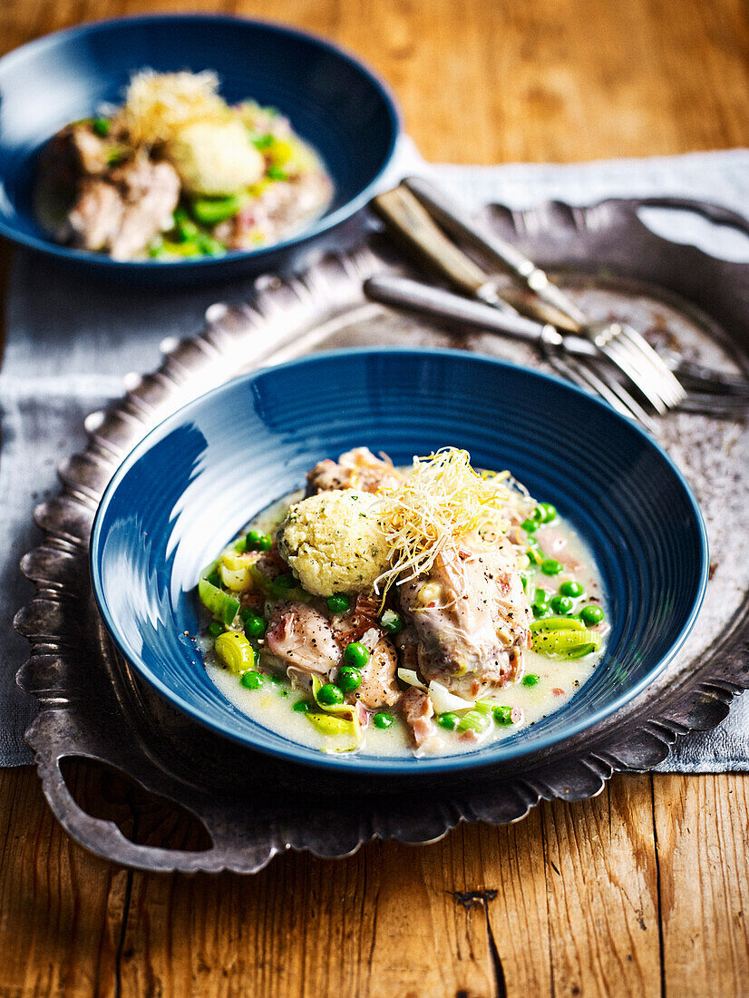 Hähnchen-Speck-Eintopf mit Estragon-Scones