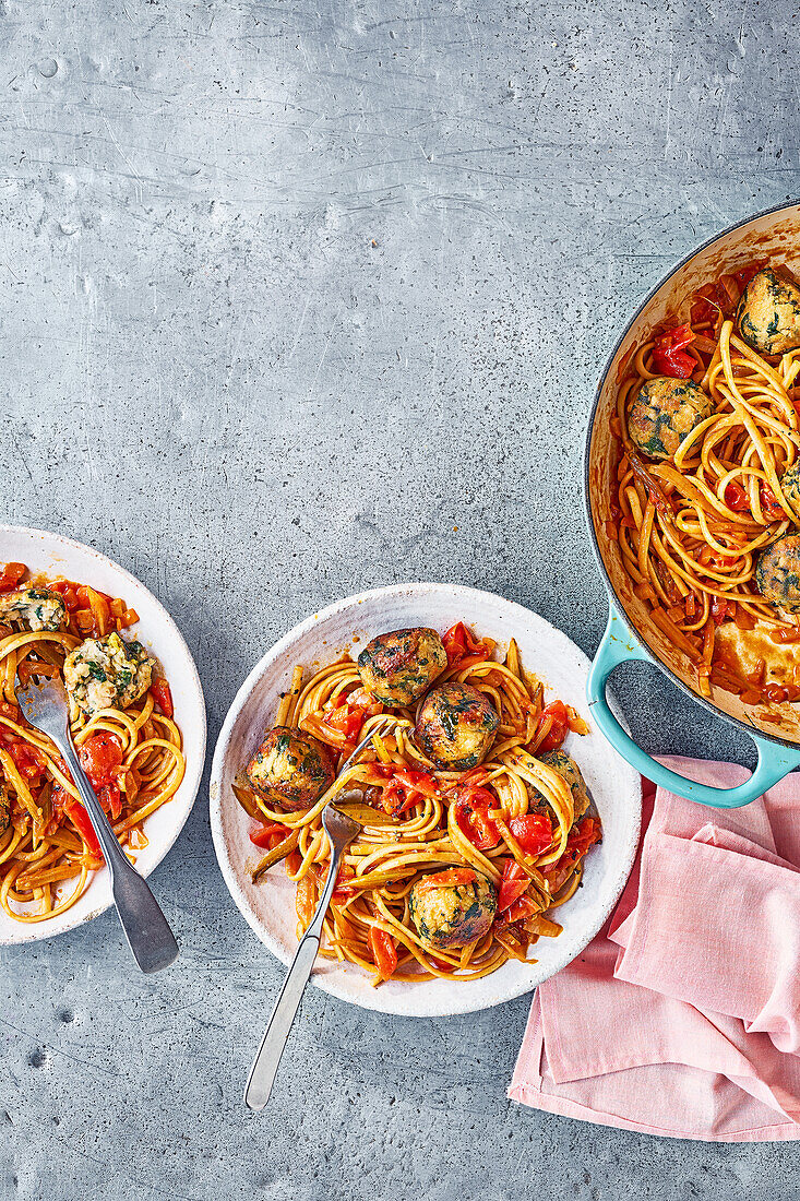 Fleischbällchen mit weißen Bohnen und Mangold auf Spaghetti