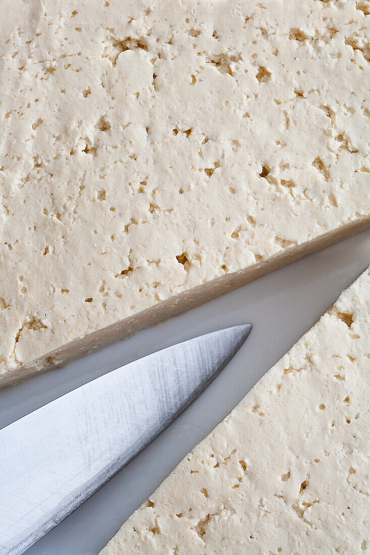 Tofu mit Messer