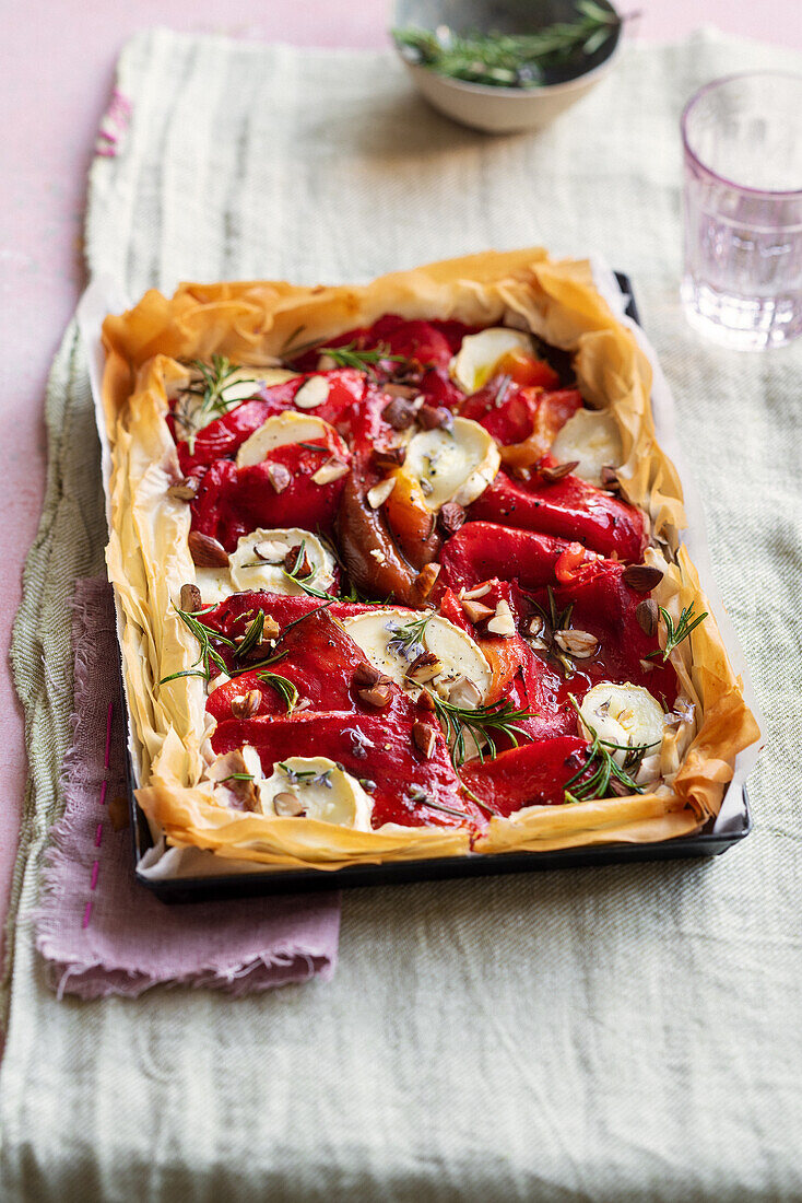 Blätterteigtarte mit Paprika, Rosmarin und Ziegenkäse