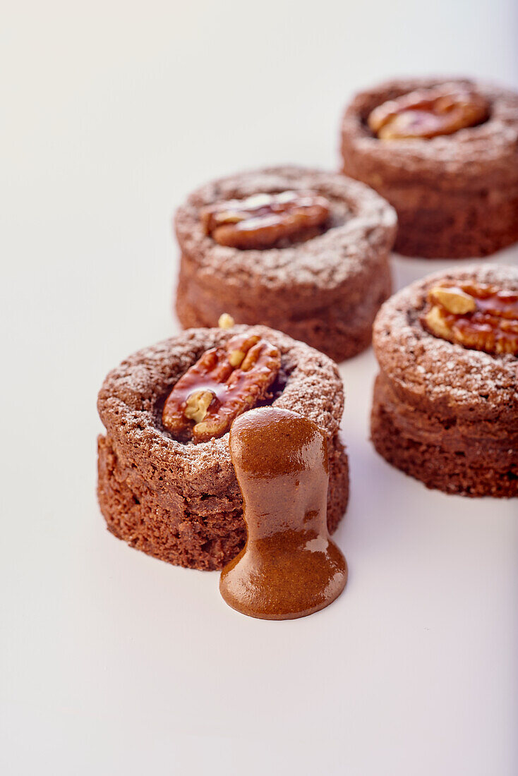 Round brownies with pecan nuts and caramel