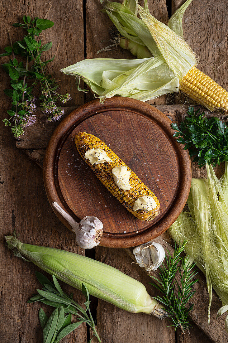 Gegrillter Maiskolben mit Knoblauchbutter