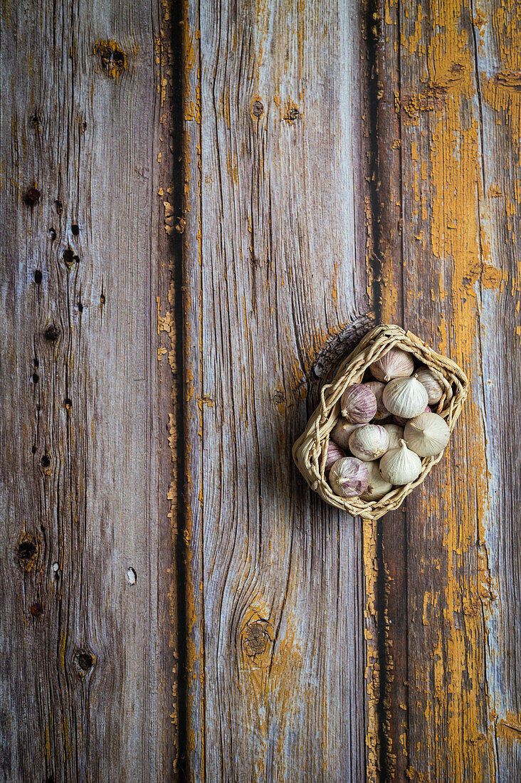 Knoblauch in einem Körbchen