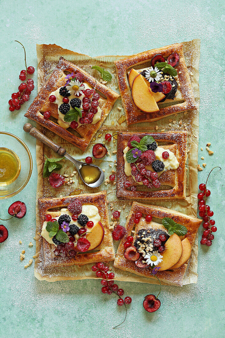 Puff pastry tartlets with vanilla pudding and fresh summer fruits