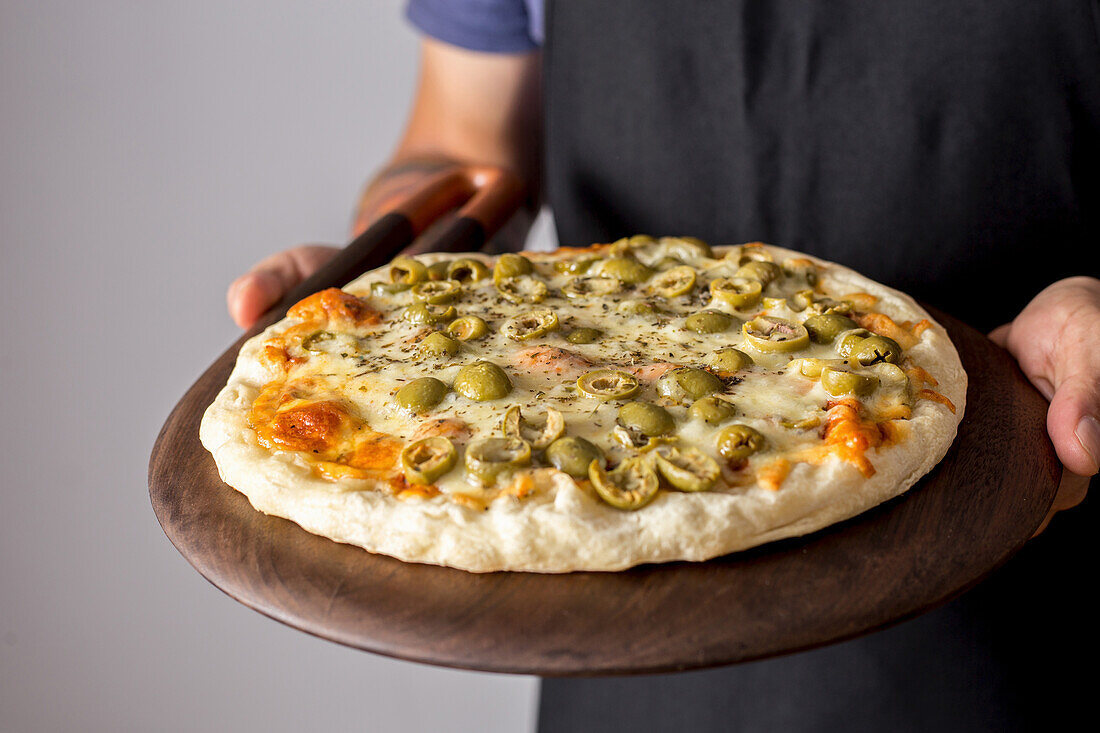 Pizza mit grünen Oliven