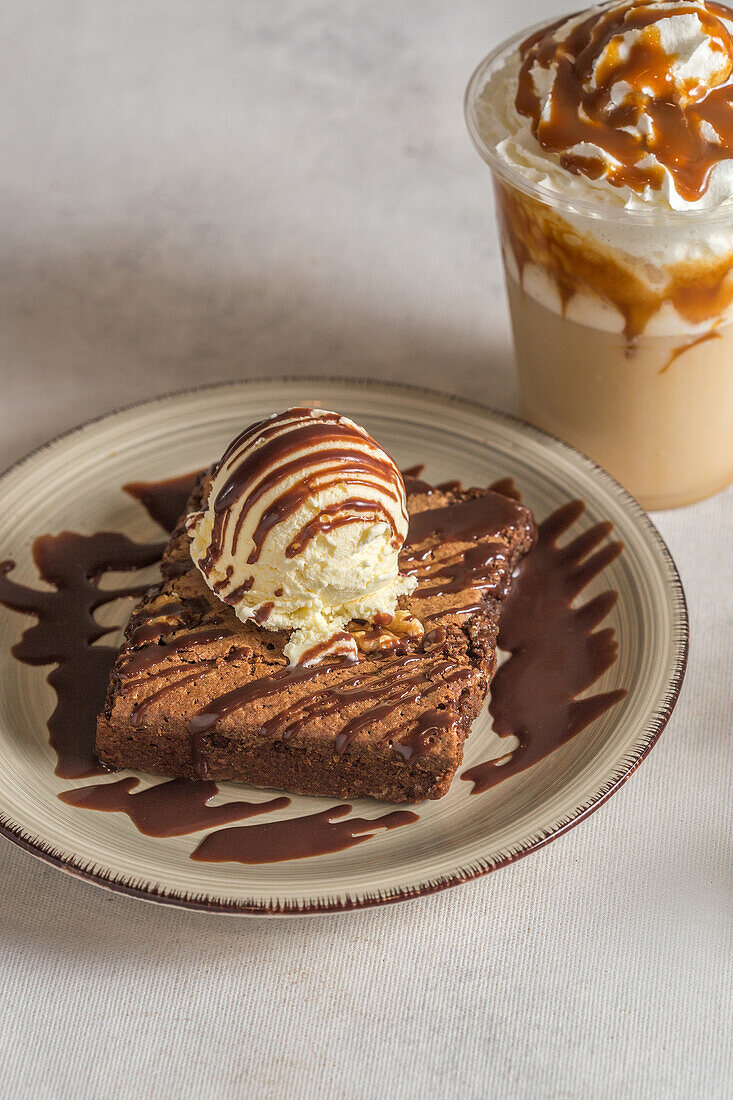 Brownie und Karamell-Macchiato