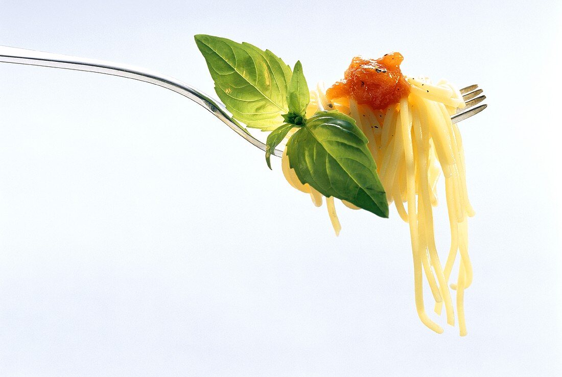 Spaghetti mit Tomatensauce & Basilikum auf Gabel