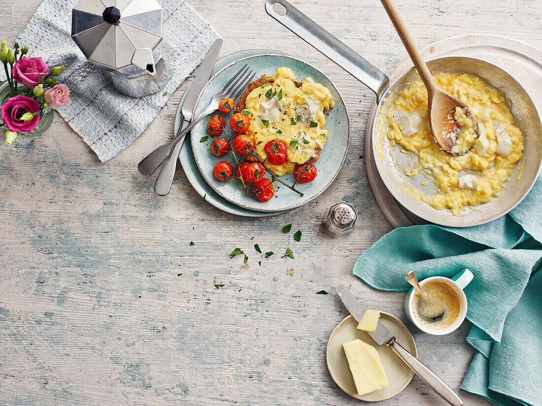 Scrambled eggs with goat cheese and tomatoes