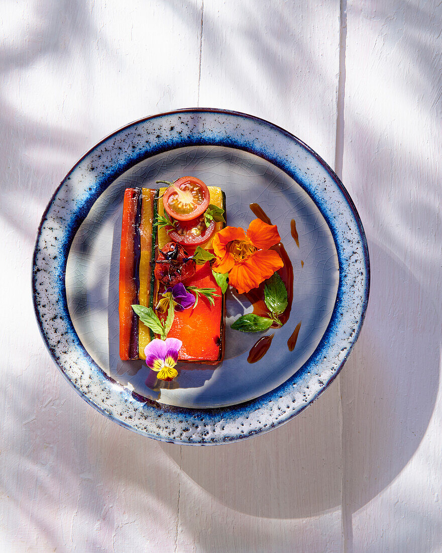 Gemüseterrine mit Essblüten