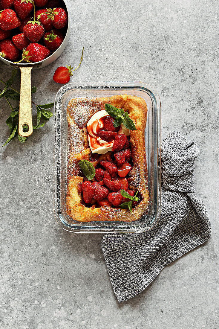 Dutch Baby mit gerösteten Balsamico-Erdbeeren und Ricotta