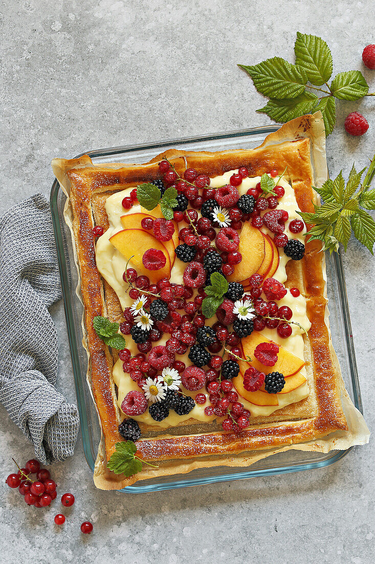 Sommerlicher Blätterteigkuchen mit Vanillepudding und Obst