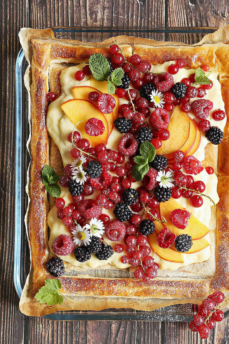 Summer puff pastry with vanilla pudding and fruit