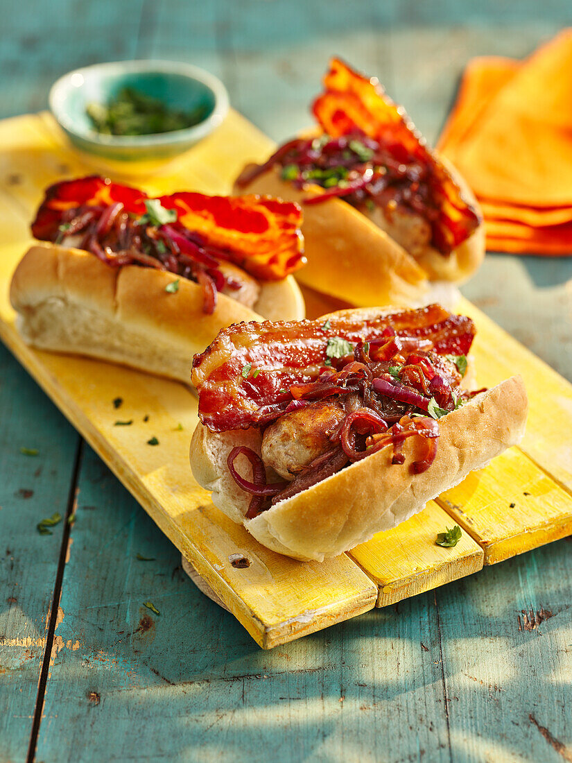 Sticky Hot Dogs mit karamellisierten Zwiebeln und Speck