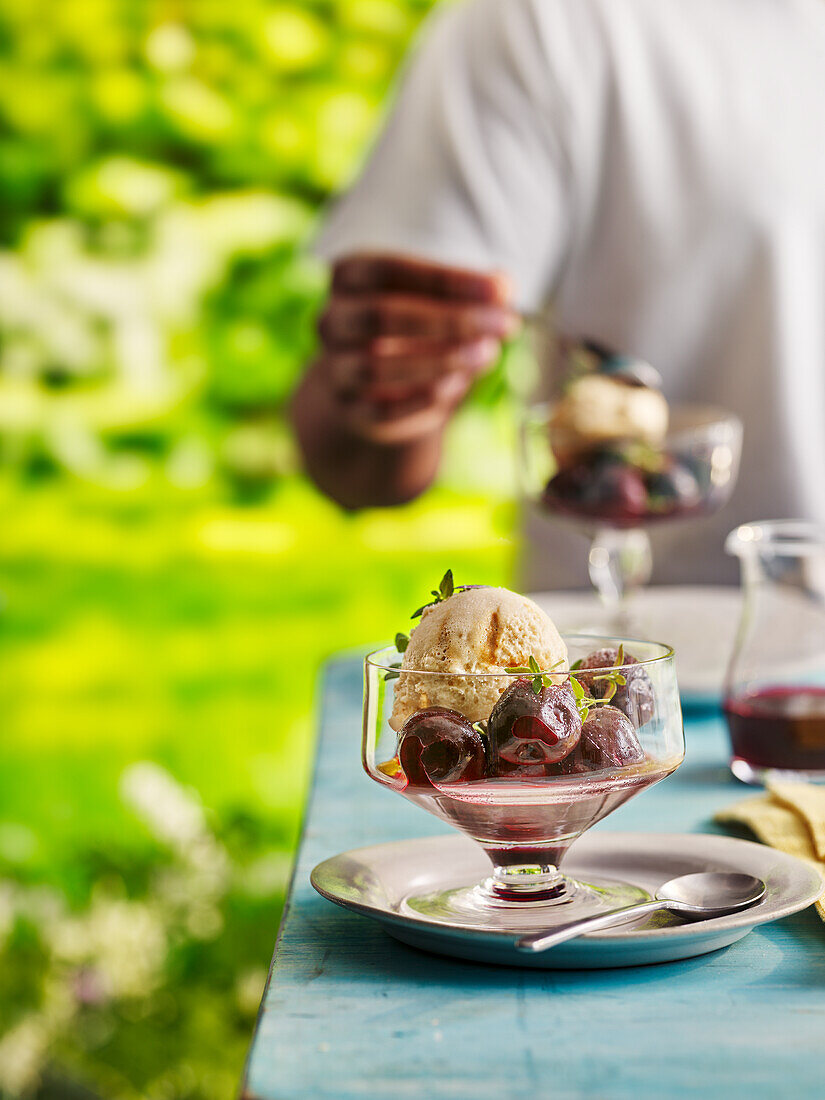 Roséwein-Kirschen mit veganem Eis