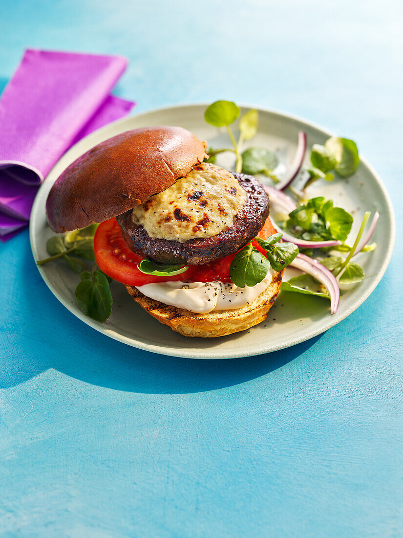 Burger aus Hereford-Rind mit karamellisierten Zwiebeln und Cheddar