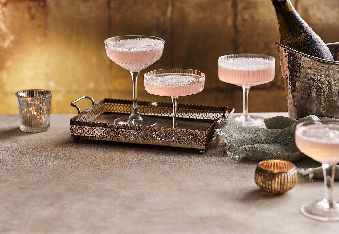 Pink Cocktail mit Holunderblütenlikör