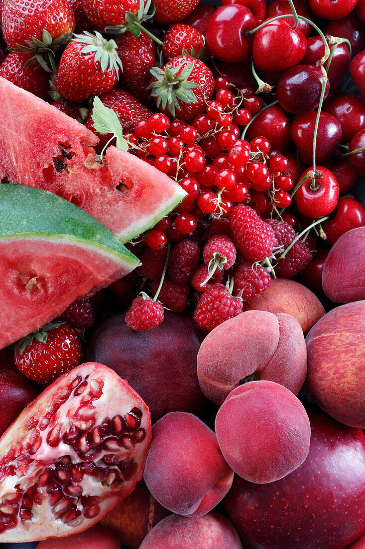 Verschiedene rote Früchte (Bildfüllend)