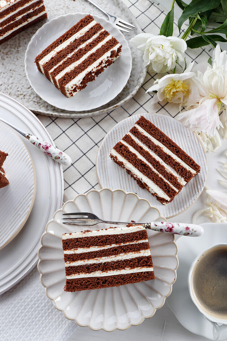 Schichtkuchen mit Schokolade und Sahne