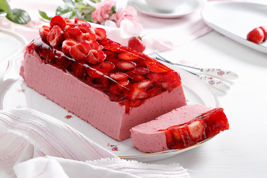 Erdbeer-Frischkäsekuchen aus dem … – Bilder kaufen – 13869266 StockFood