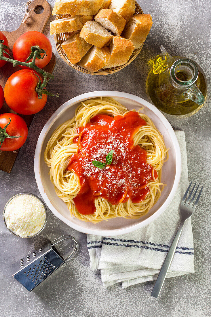 Spaghetti mit Tomatensoße