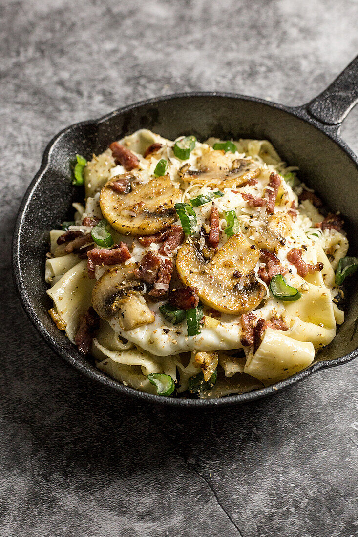 Bandnudeln mit Champignons, Speckwürfeln und Kräutern