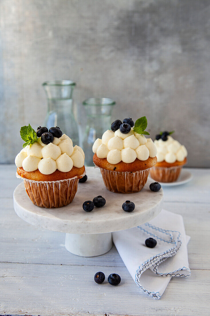 Cupcakes mit Zitronen-Topping und Heidelbeeren