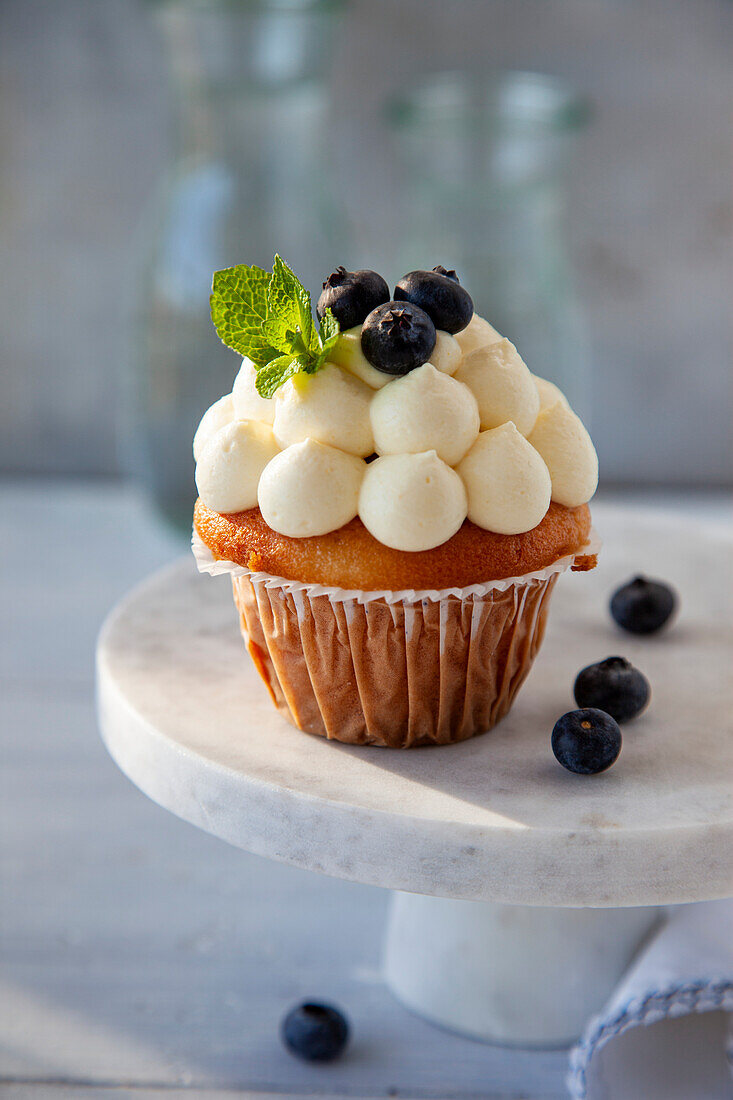 Cupcakes mit Zitronen-Topping und Heidelbeeren