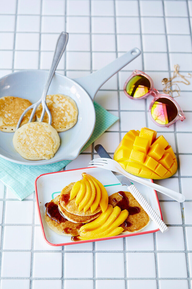 Mandelmilch-Pikelets mit Mango