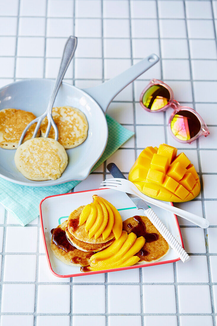 Mandelmilch-Pikelets mit Mango