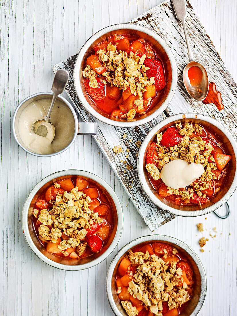 Beeren-Apfel-Crumble mit Vanillesoße